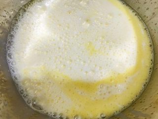 2、奥利奥可可毛巾卷,加入纯牛奶拌匀