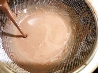 4、奥利奥可可毛巾卷,做好的面糊过筛2到3次更为细腻哦