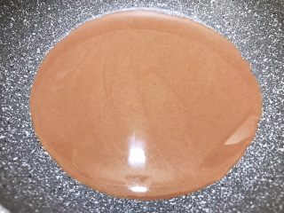 7、奥利奥可可毛巾卷,舀入一勺面糊在不粘锅里慢慢晃动铺平