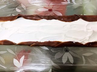 11、奥利奥可可毛巾卷,底部铺上保鲜膜，依次叠放5到6张面皮，中间抹上淡奶油，两边不用抹叠起