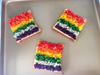 8、宝宝辅食12M➕彩虹????芝士吐司,最好根据蔬菜的颜色逐次摆放，会比较好看