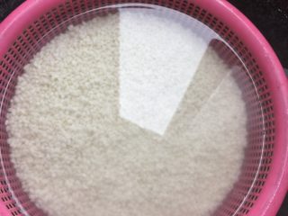 1、糯米烧卖,先将糯米洗干净放入水中浸泡一小时