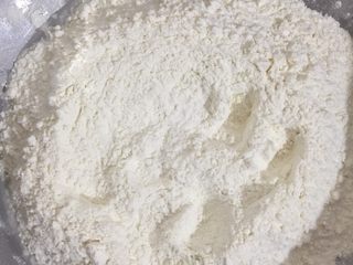 2、糯米烧卖,糯米浸泡过程中开始和面，面粉放入盆中中间开窝加入水，不要一次加完，跟做面包一样也要看面粉的吸水性