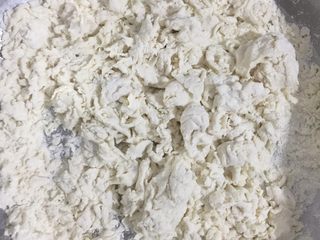 3、糯米烧卖,搅拌成棉絮状后准备开始揉面