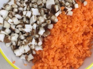 7、糯米烧卖,香菇胡萝卜切碎