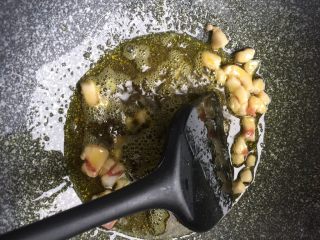 10、糯米烧卖,热锅冷油放入肥肉慢慢将肥肉的油熬出来