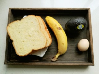 1、辅食计划十牛油果香蕉卷,准备好牛油果半个，香蕉一根，吐司片2片，鸡蛋1个。