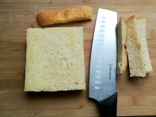 8、辅食计划十牛油果香蕉卷,取一片土司，去掉四边，留中间部分。
