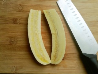 10、辅食计划十牛油果香蕉卷,香蕉对半切开。