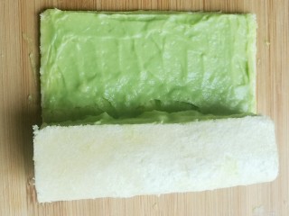 13、辅食计划十牛油果香蕉卷,慢慢的卷起来。