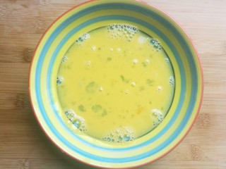 16、辅食计划十牛油果香蕉卷,鸡蛋打散。