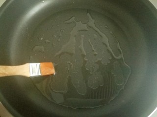 18、辅食计划十牛油果香蕉卷,不粘锅烧热转小火，刷薄薄一层油。