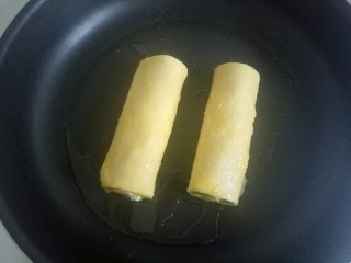 19、辅食计划十牛油果香蕉卷,放入香蕉卷。