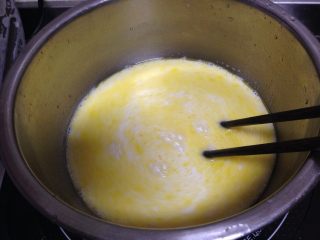 4、脆皮炸鲜奶,倒入牛奶糊，边倒边搅