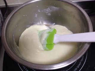 6、脆皮炸鲜奶,加入蛋清，迅速拌匀成奶糕关火放凉