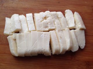 8、脆皮炸鲜奶,奶糕从冰箱拿出去除保鲜膜切成块