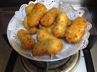 14、脆皮炸鲜奶,捞出控油即可食用