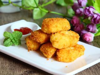 15、脆皮炸鲜奶,嗨嗨，我还配了点番茄沙司呢