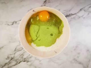 3、抹茶酸奶松饼,加入一个鸡蛋
