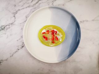 9、抹茶酸奶松饼,放上切好的草莓果粒