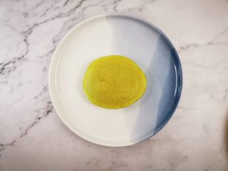 10、抹茶酸奶松饼,再盖上一张饼皮