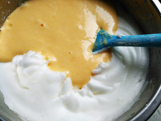 8、椰蓉蜂蜜蛋糕卷,将搅拌好的蛋糕糊倒回蛋白盆中