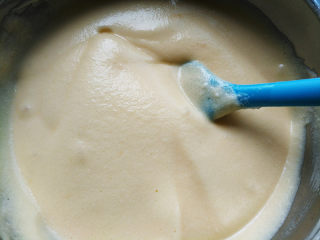 9、椰蓉蜂蜜蛋糕卷,搅拌均匀