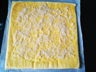 16、椰蓉蜂蜜蛋糕卷,均匀抹在蛋糕上