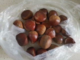 1、板栗饼,准备鲜板栗