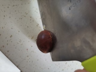 2、板栗饼,用刀在板栗上切“十”,注意不要切到手