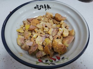 4、板栗饼,煮熟后剥去板栗壳