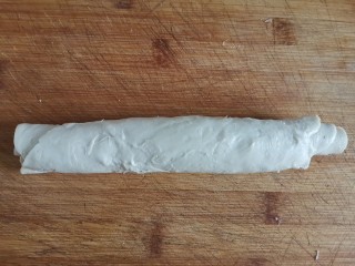 9、板栗饼,待手抓饼稍微变软,2张罗在一起卷起来