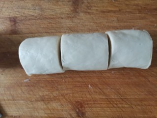 10、板栗饼,切成大小均匀的剂子