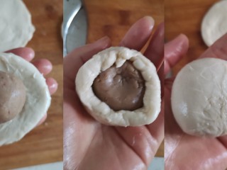 11、板栗饼,取一个剂子用手掌压成薄饼片,包入板栗馅,像包汤圆一样,一手按住板栗馅,转动饼坯慢慢用虎口收紧,收口捏紧朝下