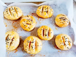 15、板栗饼,烤好取出来晾至温热可以开吃了