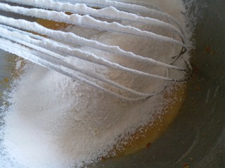 6、橙香甜甜圈（植物油版）,加入过筛后的低粉。