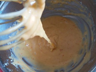 7、橙香甜甜圈（植物油版）,用手动汽，搅拌均匀至乳状。