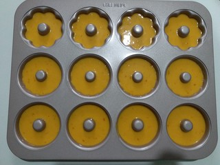 9、橙香甜甜圈（植物油版）,将面糊挤入到模具内。