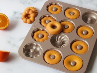 11、橙香甜甜圈（植物油版）,非常轻松的脱模。