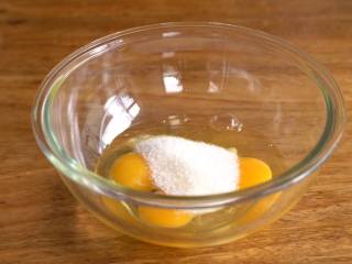 1、湿润蓬松【香蕉椰蓉蛋糕】好吃的不得了,将鸡蛋打入调理盆中，加入白砂糖，使用电动打蛋器打发，提起打蛋头蛋液缓缓流下