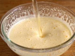 2、湿润蓬松【香蕉椰蓉蛋糕】好吃的不得了,加入玉米油