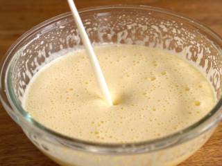 3、湿润蓬松【香蕉椰蓉蛋糕】好吃的不得了,加入牛奶