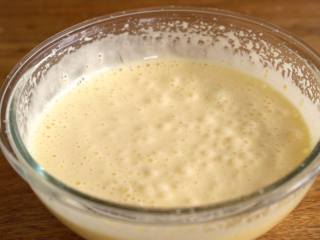 4、湿润蓬松【香蕉椰蓉蛋糕】好吃的不得了,搅拌均匀