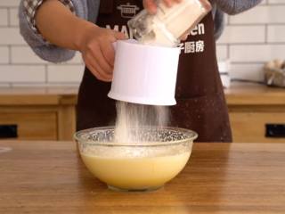 6、湿润蓬松【香蕉椰蓉蛋糕】好吃的不得了,筛入低筋面粉