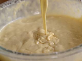 7、湿润蓬松【香蕉椰蓉蛋糕】好吃的不得了,翻拌均匀