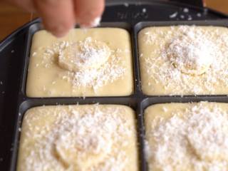 9、湿润蓬松【香蕉椰蓉蛋糕】好吃的不得了,面糊上放香蕉片，撒上椰蓉，盖上上盖，最高温烘烤4分钟后打开