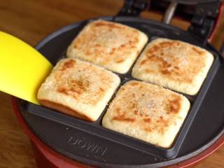 10、湿润蓬松【香蕉椰蓉蛋糕】好吃的不得了,取出置于晾架