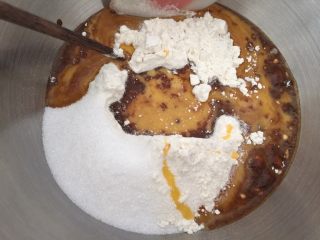 4、香浓咖啡大列巴,加入鸡蛋液、奶、咖啡液