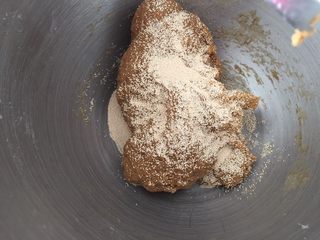 6、香浓咖啡大列巴,3分钟后加入酵母，再和面2分钟