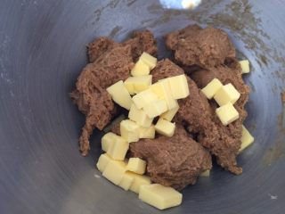 7、香浓咖啡大列巴,把面团撕成小块，加入黄油，2档，5分钟